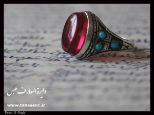 r5 پناهگاه حیات وحش نایبند mrm.eng آگوست 31, 2012 0 نایبندان را به دلیل برخورداری از گونه های مختلف و متنوع جانوری و گیاهی می توان تصویری از اوج زیباییهای خلقت دانست. نایبندان؛ مهمترین زیستگاه یوزپلنگ آسیایی از مهمترین ویژگی های این پناهگاه، وجود یکی از مهمترین زیستگاه های یوزپلنگ آسیایی در این منطقه است و وجود زیستگاه های متنوع و کاروانسراهای قدیمی نیز زمینه فعالیت علمی و گردشگری در این پناهگاه را فراهم کرده است. پناهگاه حیات وحش نایبندان در جنوب و جنوب غربی طبس واقع شده است. فاصله پناهگاه با مرکز استان حدود 200 کیلومتر و فاصله تا شهر طبس حدود 400 کیلومتر است و مسیرهای دسترسی به آن شامل جاده اصلی یزد – طبس و نیز جاده اصلی طبس – راور است که هر دو جاده به عنوان بخشی از مرز منطقه نیز محسوب می شوند. پناهگاه حیات وحش نایبندان طبس، بیابانی با چشم اندازهای وسیع و زیبا، واجد ارزشهای گردشگری طبیعی است. عکس از:جواد نجفی(پناهگاه حیات وحش نای بندان) وجود دق های وسیع و اراضی تپه ماهوری، ماسه بادی و شوره زارهای گسترده از جلوه های موجود در پناهگاه است. علاوه بر آن وجود رویش گاه های جنگلی طبیعی و نسبتا گسترده تاغ در پیرامون این بیابانها و تپه ماهورهای ماسه ای در بخشهای شرقی و مرکزی منطقه از عمده ترین چشم اندازهای زیبای منطقه محسوب می شود. گرچه سیستم خشک پناهگاه حیات وحش نایبندان به دلیل وجود برخی موانع طبیعیع شرایط لازم را برای فعالیتهای کشاورزی ندارد اما امکان رشد و گسترش بخشی از جوامع گیاهی و امکان زیست بسیاری از گونه های جانوری را فراهم کرده است. معاون محیط طبیعی محیط زیست استان یزد در مورد پوشش گیاهی این منطقه در گفتگو با خبرنگار مهر اظهار داشت: پناهگاه حیات وحش نایبندان طبس در ناحیه روشی ایران و تورانی واقع شده است و با توجه به رطوبت کم، فقدان منابع آبی و تبخیر زیاد، اجتماعات نباتی خشکی پسند در منطقه حضور دارند. 177 گونه گیاهی در پناهگاه حیات وحش نایبندان شناسایی شده که نام 26 مورد از آنها در فهرست سرخ موسسه تحقیقات جنگلها و مراتع قرار دارد معاون محیط طبیعی اداره محیط زیست یزد حسین اکبری بیان داشت: به طوری کلی تاکنون 177 گونه گیاهی در این پناهگاه شناسایی شده که نام 26 گونه از آنها در فهرست سرخ موسسه تحقیقات جنگلها و مراتع آمده است و و تنها پنج گونه از این دسته آندمیک نیستند. وی چوبک تماشایی، کلا میرحسین خار سفید، کلاه میرحسین دم عقربی، بادام عاجی، بادام خاکستری، گون درختچه ای، زیره کرمانی و زیره سیاه را از انواع گونه های گیاهی این منطقه برشمرد و افزود: این گونه ها از ارزش حفاظتی بالایی برخوردارند. گرچه تنوع حیات وحش در پناهگاه حیات وحش نایبندان به اقتضای ماهیت طبیعی و شرایط اکولوژیک منطقه زیاد نیست اما گستردگی وسعت پناهگاه، تعارضات اندک و وابستگی ناچیز جوامع انسانی به منابع طبیعی منطقه، شرایط طبیعی و نسبتا بکری را برای زیست گونه های بومی و ارزشمند پناهگاه فراهم آورده است. جمعیت های نسبت مناسبی از قوچ و میش در تپه ماهورها تا دامنه ارتفاعات نایبند وجود دارند و به همراه جمعیت کم تراکم جبیر در زیستگاه های دشتی و تپه ماهورها طعمه های مناسبی را برای معدود بازمانده های یوزپلنگ آسیایی فراهم کرده است. کل و بز سلطان صخره ها و ارتفاعات پناهگاه به ویژه قله نایبند محسوب می شود و شواهدی نیز مبنی بر زیست پلنگ در این ارتفاعات به دست آمده است. معاون محیط طبیعی محیط زیست استان یزد مورد حیات وحش نایبندان نیز عنوان کرد: در زیستگاه های مختلف پناهگاه حیات وحش نایبندان، گونه های متعددی از راسته حشره خواران، جوندگان، گوشتخواران، خرگوشیان، زوج سمان و خفاش ها زیست می کنند. حسین اکبری افزود: یوزپلنگ آسیایی از گونه های برجسته پناهگاه حیات وحش نایبندان محسوب می شود و دامنه انتشار این گونه به طور عمده در بخش های تپه ماهوری، نیمه کوهستانی ، مناطق نیمه بیابانی و بیابانی است. پنج گونه پستاندار در نایبندان از گونه های آسیب پذیر از سوی IUCN معرفی شدند وی ادامه داد: به طور کلی تنوع پستانداران در پناهگاه حیات وحش نایبندان نسبتا مطلوب و پنج گونه به عنوان گونه های آسیب پذیر از سوی IUCN معرفی شده اند. اکبری عنوان کرد: پستانداران شناسایی شده منطقه به چهار راسته و هفت خانواده تعلق دارند که بز کوهی، قوچ و میش، جبیر، شغال، روباه شنی، شاه روباه، خارپشت ایرانی، تشی، خرگوش، پامسواکی بزرگ، کفتار، کاراکال، گربه شنی، یوزپلنگ و روباه معمولی از آن جمله هستند. وی در مورد پرندگان این پناهگاه نیز اظهار داشت: بخشی از پرندگان استان شامل گونه های زیستگاه های بیابانی و نیمه بیابانی هستند که با تراکم نسبتا پایینی در مناطق کویری شهرستان طبس و در پناهگاه حیات وحش نایبندان گسترده اند که تعدادی از این پرندگان در طول سال به صورت بومی در این منطقه زیست می کنند و تعدادی نیز به صورت مهاجر مدتی از سال را در این منطقه به سر می برند. 12 گونه از پرندگان شناسایی شده در نایبندان کمیاب و در معرض تهدید هستند اکبری یادآور شد: پرندگام بومی، زیبا و ارزشمند پناهگاه حیات وحش نایبندان نظیر هوبره، باقرقره شکم سیاه، باقرقره گندمی، کبک، تیهو و چکاوکها در کنار طیف وسیعی از پرندگان شکاری نظیر دلیجه، سنقر، سارگپه، عقاب طلایی، بحری و … جلوه های دیگری از تنوع زیستی عرصه را به تصویر کشیده اند. وی ادامه داد: 12 گونه پرندگان شناسایی شده منطقه نایبندان طبس در معرض تهدید و یا کمیاب هستند. اکبری در مورد خزندگان این زیستگاه نیز بیان داشت: گونه های متعددی از خزندگان در زیستگاه های متنوع حیات وحش نایبندان زیست می کنند اما شناسایی دقیقی از آنها به عمل نیامده است به همین دلیل مشاهدات محیط بانان و کارشناسان بازدید کننده حاکی از بالا بودن پتانسیل زیستی خزندگان در این منطقه است. اطلاعات دقیقی از گونه های خزندگان نایبندان در دست نیست اما مشاهدات و شرایط منطقه حکایت از بالا بودن پتانسیل زیستی خزندگان در این منطقه دارد حسین اکبری وی افزود: شرایط اکولوژیک منطقه و دست نخوردگی زیستگاه ها موجب ایجاد شرایط مطلوب برای زیستن خزندگان ارزشمند بیابانی در این عرصه شده است اما در مورد خزندگان پناهگاه حیات وحش نایبندان نیز اطلاعات مستند اندکی جمع آوری شده است. اکبری از مهمترین گونه های شناسایی شده این منطقه به مار شتری، شترمار شیرازی، مار قیطانی، مار خالدار، مار جعفری، جکوی دم پخ گایزرلینگ، آگامای استپی، آگامای چابک و آگامای سر وزغی دم سیاه اشاره کرد. وی همچنین عنوان کرد: در مورد جوندگان و خفاش های نایبندان نیز اطلاعات ناچیزی در دست است اما به طور قطع ناشناخته های ارزشمندی در این پناهگاه وجود دارند که امیدواریم آیندگان در شناخت این مواهب خدادادی همت گمارند. و اما قابلیت های گردشگری نایبندان طبس… در زمینه قابلیت های گردشگری پناهگاه حیات وحش نایبندان می توان به وجود زیستگاه های متنوع، تنوع زیستی و کاروانسرای قدیمی در مسیر راه ابریشم اشاره کرد که می تواند به نحو موثری زمینه فعالیت علمی گردشگری در این پناهگاه را فراهم کند. سرزمین سیاه و چشمه های آب سرد و گرم و دیگ رستم، قلعه ملک شور، کاروانسرای حوض قربان و رباط چهل پایه تنها چند نمونه از ده ها نمونه از مکان ها و ابنیه تاریخی واقع در پناهگاه نایبندان طبس است که می توانند در گردشگری این منطقه نقشی به سزا ایفا کنند. سرزمین سیاه و چشمه های آب سرد و گرم و دیگ رستم در تعریفی تنها نمونه ای از این جاذبه ها می توان گفت که سرزمین سیاه و چشمه های آب سرد و گرم دیگ رستم زمینی است که واقعا سنگ باران شده است. در این سرزمین سنگهای سیاهی در سطح زمین پراکنده شده اند و جنس سنگها بازالت از مواد آتشفشانی درونی است. البته نه آتشفشانی با دهانه معلوم و مشخص، بلکه این سنگها به علت جابجایی گسل نایبند در اواخر دوران دوم زمین شناسی به فضا پرتاب و در سطح وسیعی از زمین پراکنده شده اند. در کنار این سنگها، دقی وجود دارد به نام دق سرد و گرم و دو چشمه آب سرد و گرم در کنار دق که آب سرد آن به طور معمول جاری و آب گرم از زمین می جوشد و احتمالا دهانه فوران سنگهای مذکور، همین کویر سرد و گرم باشد. پناهگاه حیات وحش نای بندان-طبس عکس ها از بهمن نجفی اینها همه گوشه ای از جاذبه های بکر و دست نخوره نایبندان طبس است در صورت معرفی و ورود بخش خصوصی برای ایجاد صنعت توریسم، می تواند نایبندان را جهانی کند. پس از معرفی منطقه حفاظت شده کالمند – بهادران و پناهگاه حیات وحش نایبندان طبس، در گزارشهای بعدی سایر مناطق حفاظت شده یزد از جمله پناهگاه حیات وحش دره انجیر، پارک ملی سیاه کوه، پناهگاه حیات وحش بوروئیه خاتم، منطقه حفاظت شده کوه بافق و … پرداخته خواهد شد. در صورت داشتن اطلاعات و تصاویر جدیدتر ؛ آنرا به همراه نام خود به آدرس tabasenc@yahoo.com ارسال فرمایید “استفاده از مطالب سایت با ذکر منبع (www.tabasenc.ir) بلا مانع است”